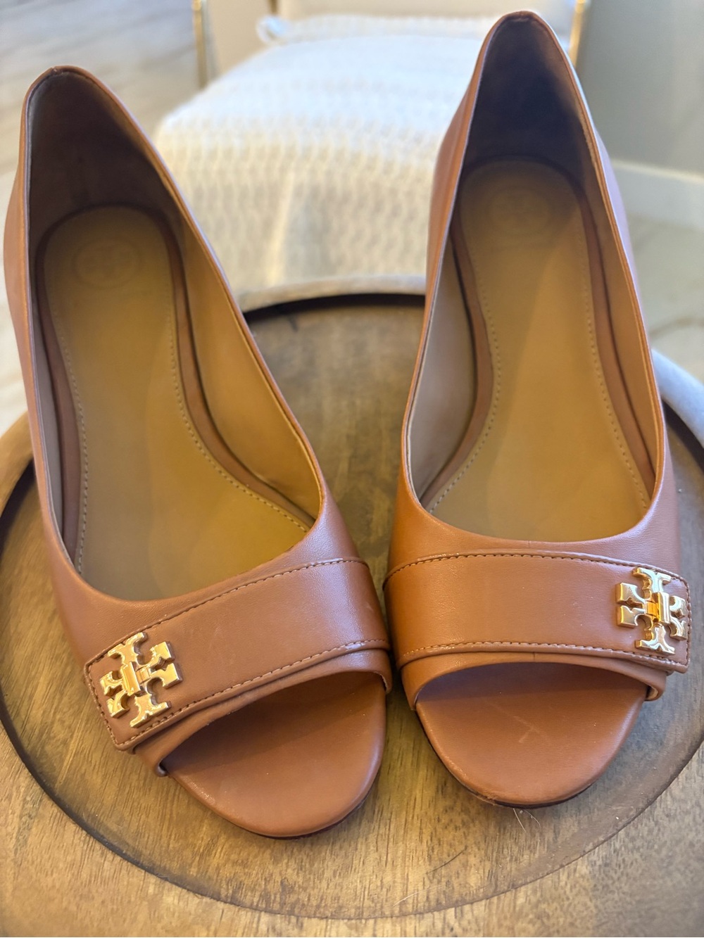 Tory Burch KIRA Tan Open-Toe Heels with Gold Logo Sandals 7M - Picture 4 of 10